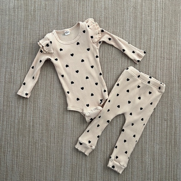 Girls Long Sleeve Ruffled Heart Onesie with Matching Pants & Bow - Picture 2 of 4